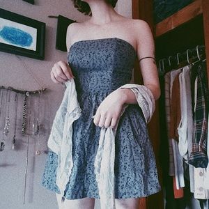 Short and strapless casual dress.